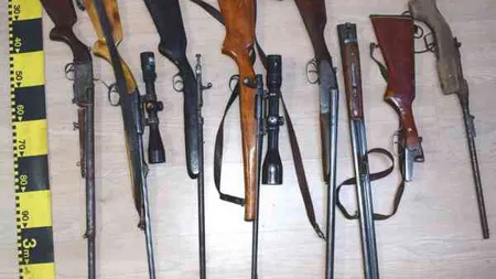 Braconieri reţinuţi în Bistriţa. Au fost confiscate arme letale, cartuşe şi peste 100 de colţi de mistreţi