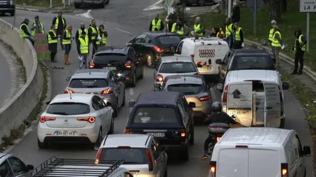 VESTELE GALBENE au atacat din nou. Protestatarii au ocupat cabinele de încasare a taxei de autostradă