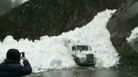 Imagini spectaculoase cu o avalanşă. Oamenii privesc îngroziţi cum le sunt înghiţite maşinile VIDEO