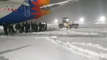 Imagini unice surprinse pe aeroportul din Timişoara. Rugbiştii englezi au deszăpezit avionul VIDEO