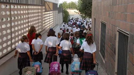 Mai multe şcoli au adoptat uniformele inteligente. Ce se întâmplă cu elevii şi ce alerte primesc părinţii