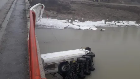Un camion a căzut de pe un pod, de la aproximativ 10 metri, în Dâmboviţa