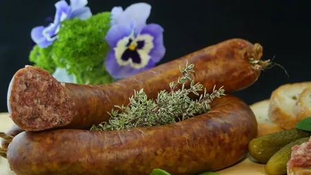 Secretul celor mai delicioşi cârnaţi de casă. 3 reţete de cârnaţi de casă pentru Sărbatori