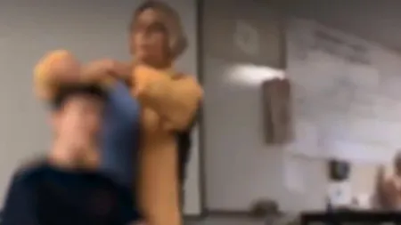 Momente şocante filmate în clasă, la liceu. Profesoara de chimie îi tunde pe elevi cu forţa VIDEO