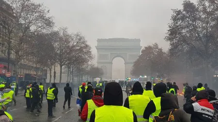 Val de proteste violente în Franţa. Studenţii au intrat în confruntări cu poliţia şi au incendiat mai multe clădiri