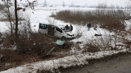 Accident CUMPLIT. Trei victime şi TRAFIC BLOCAT după ce un microbuz s-a răsturnat