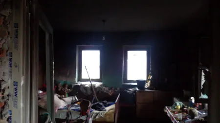 Incendiu şi explozie într-un bloc din Târgu Mureş. O persoană a ajuns la spital
