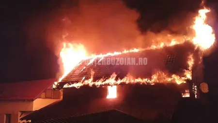 Buzău. Două persoane au murit carbonizate şi o casă a ars în urma unui incendiu izbucnit cel mai probabil de la o ţigară FOTO