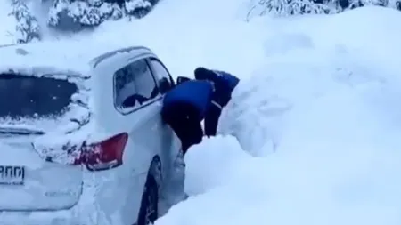Turişti salvaţi de jandarmi după ce au rămas cu maşinile înzăpezite în Munţii Bucegi