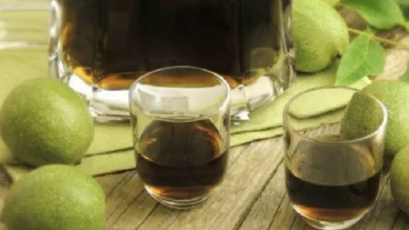 Lichior de leac din nucă verde, ca la Mănăstirea Dintr-un Lemn