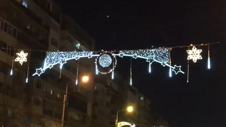 De Centenar, Ploieştiul are alt fus orar. Luminiţele s-au aprins cu două ore mai devreme, după ce şi parada a început la altă oră