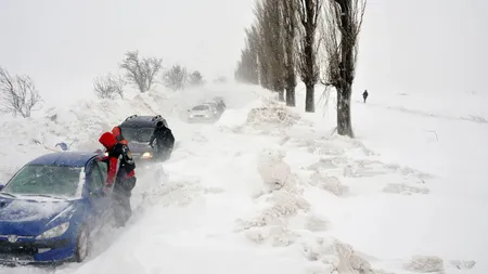 Sărbători de iarnă de coşmar pentru zeci de oameni rămaşi blocaţi în troiene