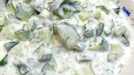Salată de castraveţi cu iaurt şi usturoi