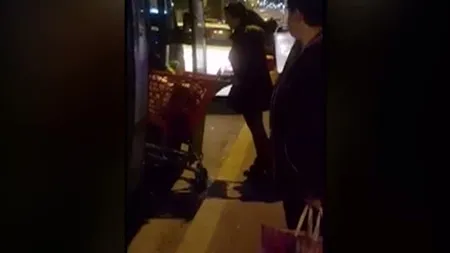 Scene incredibile într-o staţie din Capitală. O familie a urcat cu căruciorul în microbuz VIDEO