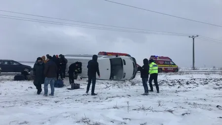 Microbuz cu 18 persoane, răsturnat în judeţul Suceava