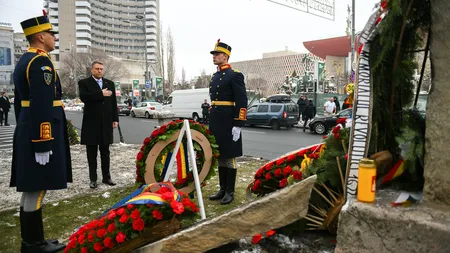 Klaus Iohannis a depus o coroană de flori la Universitate: Niciun regim care își umilește propriii cetățeni nu poate rezista