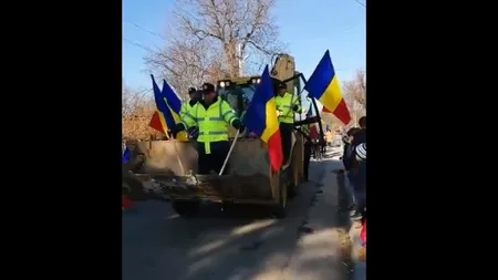 Ziua Naţională sărbătorită într-un mod halucinant în Buzău. Paradă cu maşini de salubritate, escavatoare şi căruţe VIDEO