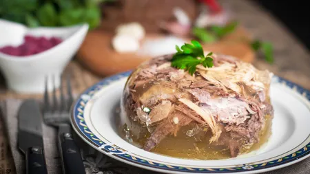 Răcitura de porc sau cea mai bună piftie pentru masa de Revelion