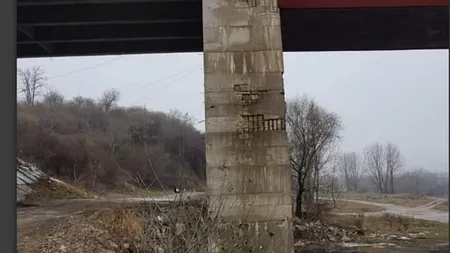 ŞTIREA CITITORULUI. Pericol pentru şoferi. Cum arată podul peste râul Argeş de la Adunaţii Copăceni