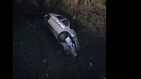 O maşină de poliţie a plonjat într-o râpă adâncă. Care este starea agenţilor aflaţi în autovehicul VIDEO