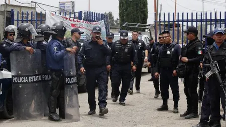 Situaţia scapă de sub control. Şase poliţişti militari au fost împuşcaţi mortal