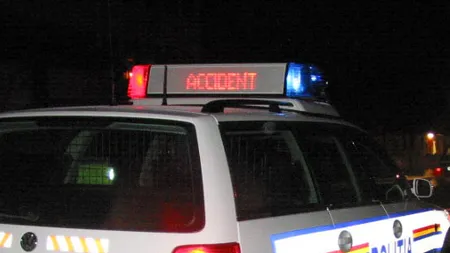 Un tânăr a fost reţinut de poliţişti după ce a făcut accident cu o maşină furată din spălătorie