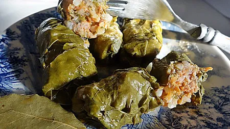 Sarmale cu foi de viţă şi carne de curcan