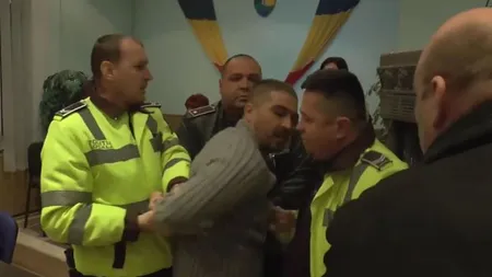 Doi consilieri locali şi doi cetăţeni au fost luaţi pe sus de poliţişti fiindcă au îndrăznit să critice majorarea taxelor