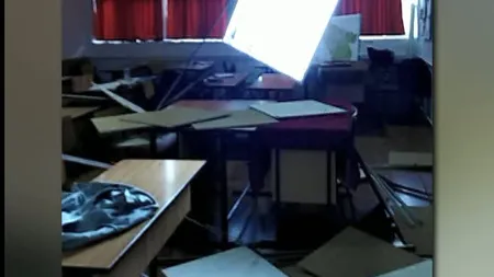 Panică într-un liceu din Buzău. Tavanul unei clase s-a prăbuşit peste elevi VIDEO
