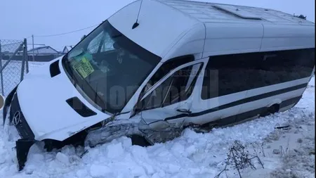 Accident cu 8 răniţi, după ce un autoturism de teren a intrat într-un microbuz FOTO