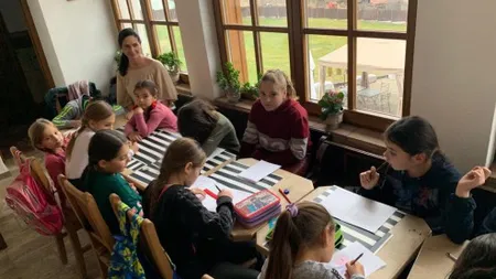 Veronica Schmidt a împodobit bradul alături de copiii din programul 