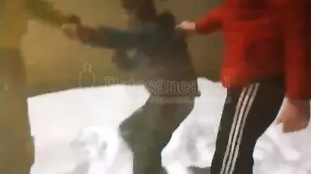 Copil bătut de doi adolescenţi pe stradă în Botoşani. Poliţiştii îi caută pe agresori