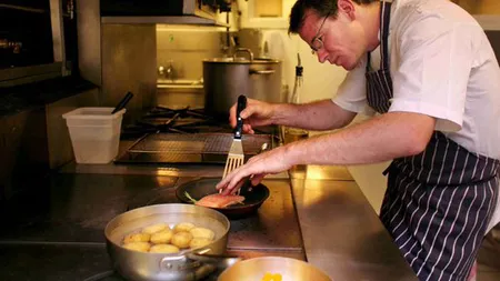 Un chef celebru a murit la doar 55 de ani. A gătit pentru Regina Marii Britanii şi cei mai importanţi lideri ai lumii