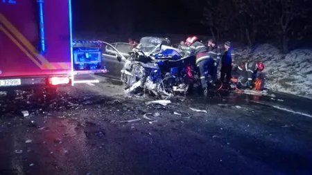 CARNAGIU pe DN2: Două autoturisme s-au ciocnit frontal, după ce un şofer a adormit la volan