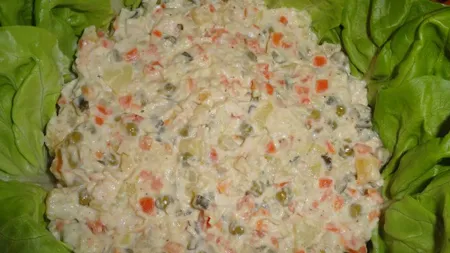 Salată de boeuf cu pui şi mazăre