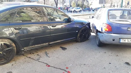 A încurcat frâna cu acceleraţia şi a avariat patru maşini. Accident spectaculos produs de o şoferiţă la Timişoara FOTO