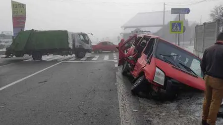 Accident în Vâlcea: Un microbuz cu pasageri s-a ciocnit cu o autoutilitară de gunoi, două persoane fiind transportate la spital