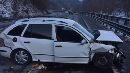 ACCIDENT GRAV pe DN 7. Patru persoane, dintre care doi minori, transportaţi la spital după ce şoferul a intrat într-un cap de pod FOTO