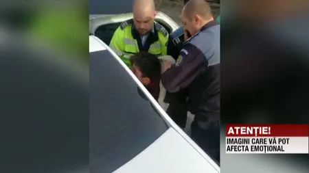 Adolescent încătuşat şi băgat cu forţa în maşina poliţiei