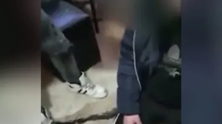 Atenţie, imagini şocante! Adolescent bătut şi umilit de alţi tineri VIDEO