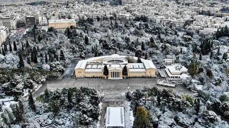 Atena e acoperită de zăpadă, traficul a fost restricţionat. Imagini insolite din capitala Greciei FOTO