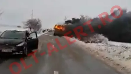 Autocar în flăcări în Olt, pasagerii au fost evacuaţi pe geam VIDEO