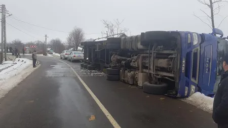 Camion răsturnat în Botoşani. Şoferul a fost grav rănit