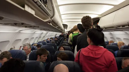 Scene revoltătoare surprinse în avion. Un rus beat urinează pe culoar, în timpul zborului VIDEO