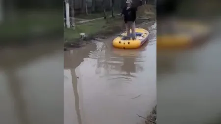 Imagini incredibile într-un sat din Bihor: au ieşit cu barca la pescuit pe şosea