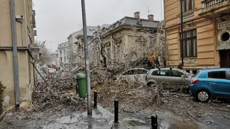 Capitala, afectată de depunerile de gheaţă: Aproape 400 de intervenţii în ultimele 24 de ore. 89 de autoturisme au fost avariate
