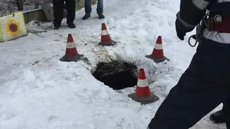 Incident grav pe o stradă din Reghin. O bătrână a căzut într-un canal fără capac, aflat pe trotuar