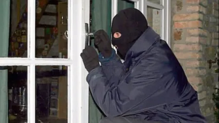 Femeie tâlhărită în propria casă, în Dâmboviţa. Hoţii au legat-o, au bătut-o şi i-au furat bijuteriile şi banii