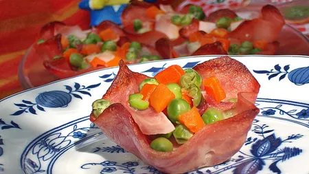 Cosulete din sunca de Praga cu legume