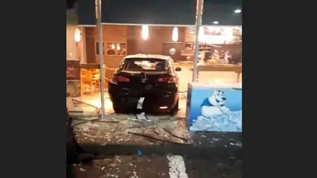 Accident într-o benzinărie din Craiova: O maşină a fost proiectată în clădire, un bărbat a fost rănită